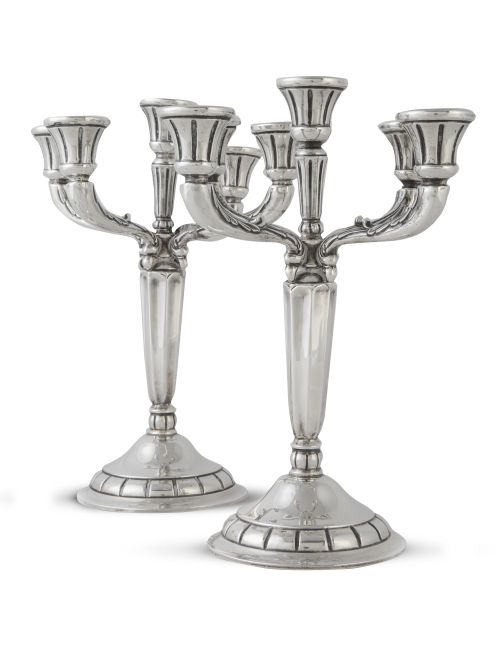 Pareja de candelabros de plata de cinco brazos de luz. Con 