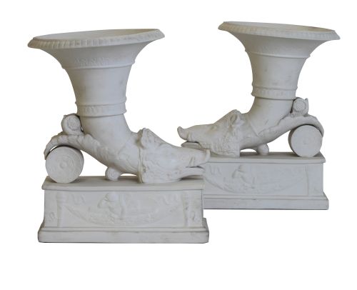 Pareja de cuernos de la abundancia en biscuit.Fundación d