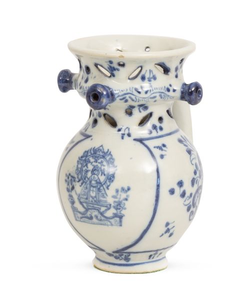 Jarra burladera de cerámica esmaltada en azul y blanco, con