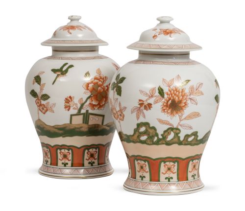Pareja de tibores con tapa de porcelana esmaltada y dorada,