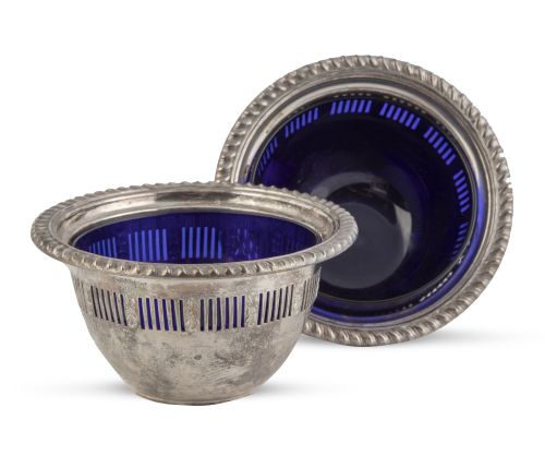 Pareja de cuencos de plata con depósito de cristal azul. Co