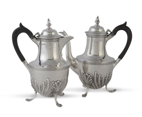 Pareja de cafeteras de plata con mangos de madera. Con marc