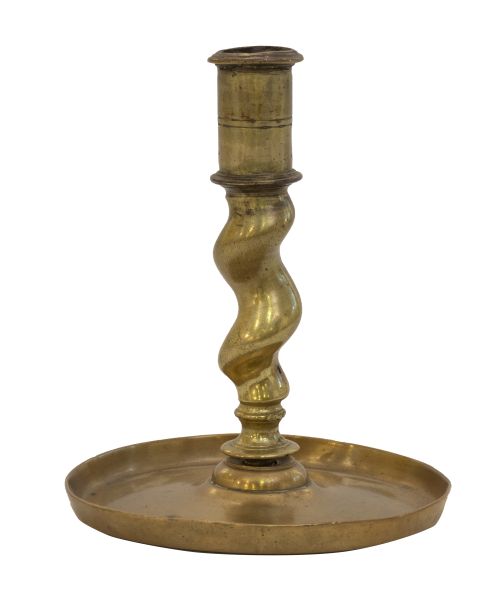 Candelero de bronce dorado con pie circular.España, princ