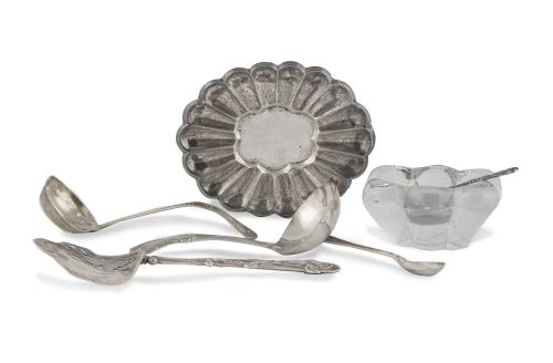 Lote de salero de cristal con cucharita y cinco piezas de p