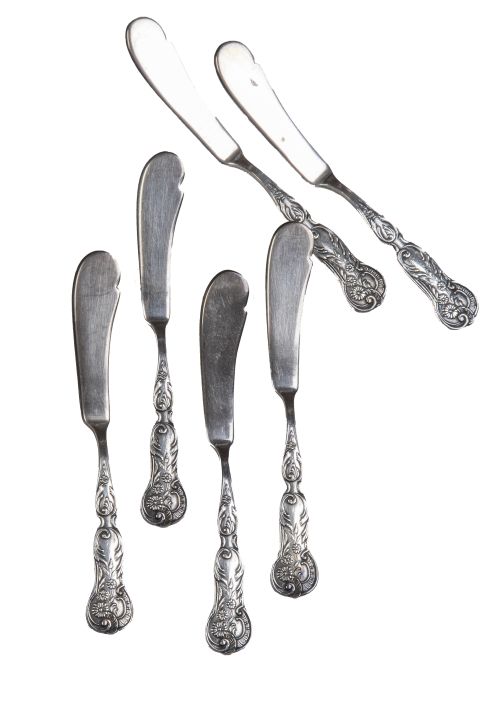 Juego de seis palas para untar de plata, con decoración de 