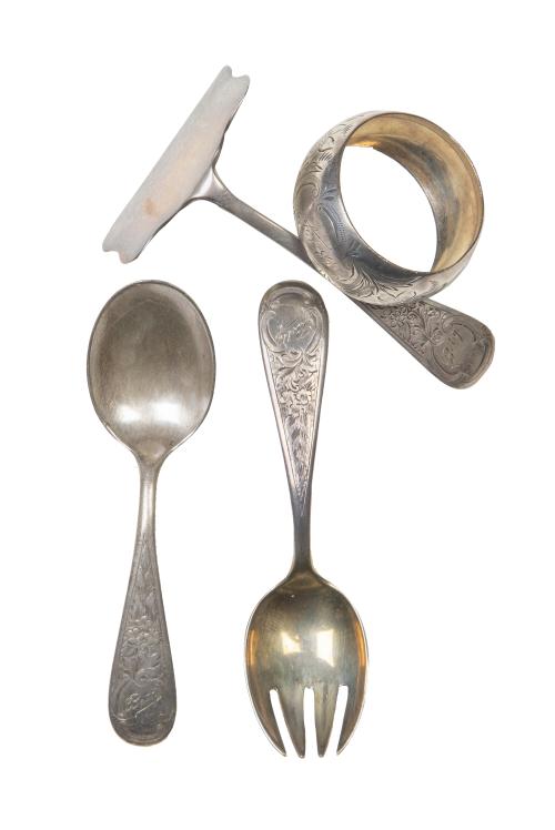 Estuche con tres cubiertos para bebé y aro de servilleta de