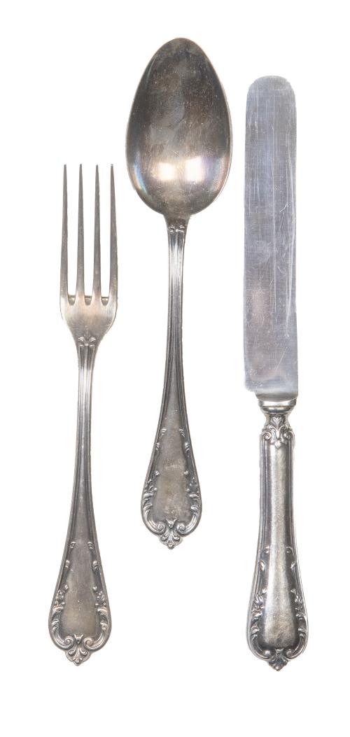 Juego de tres cubiertos de plata, en su estuche de piel ver