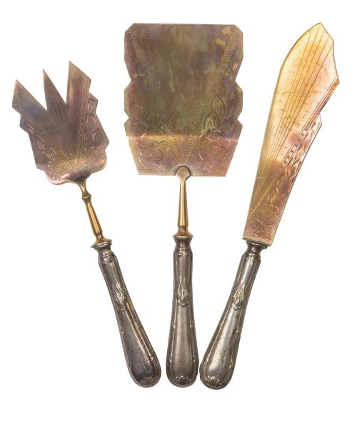 Lote de tres cubiertos de servir de plata y plata dorada, e