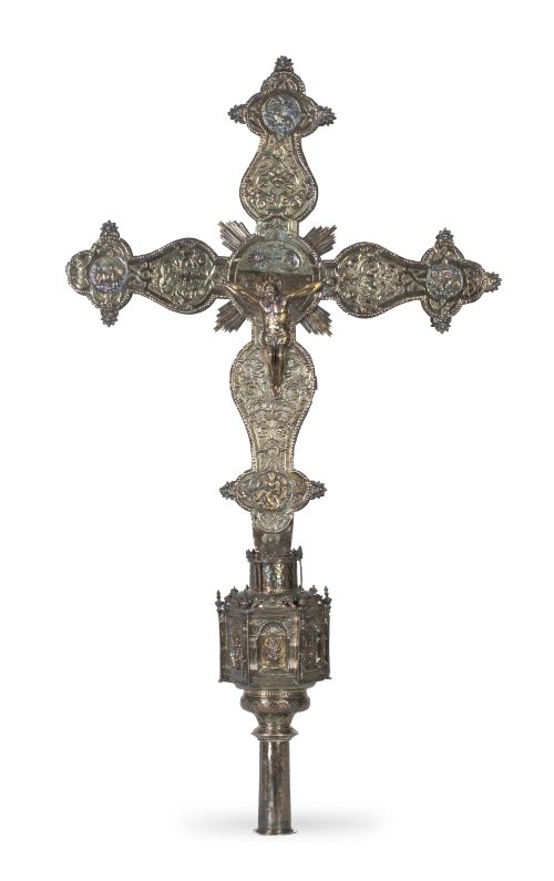 Cruz procesional de plata en su color y plata dorada, con a