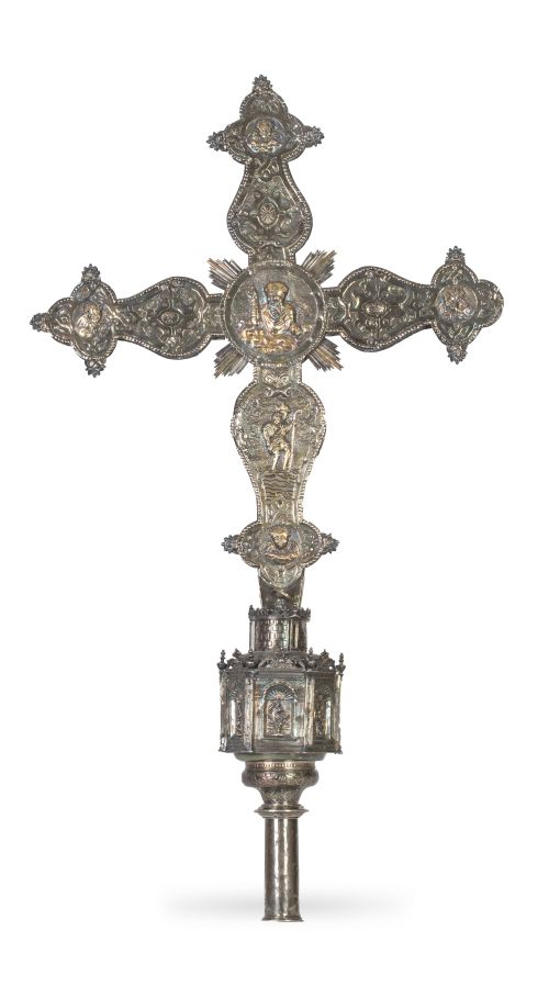 Cruz procesional de plata en su color y plata dorada, con a