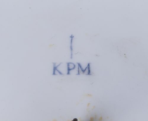 Pareja de ánforas de porcelana esmaltada y dorada, con deco