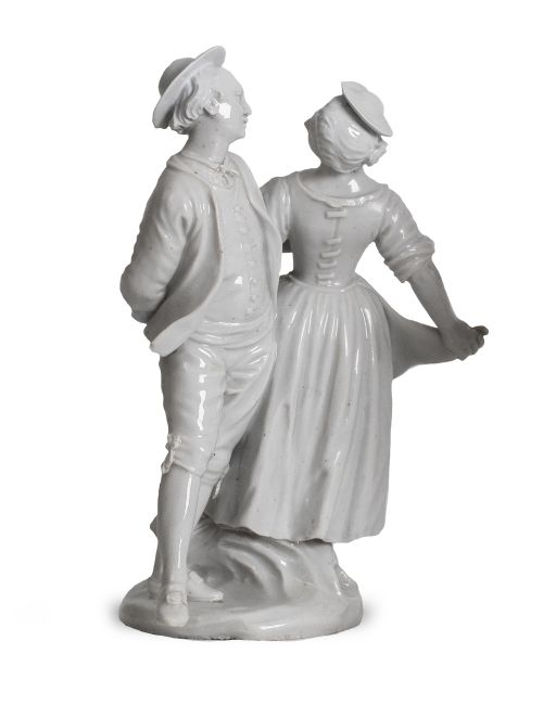 Grupo escultórico de porcelana blanca con figuras entrecruz