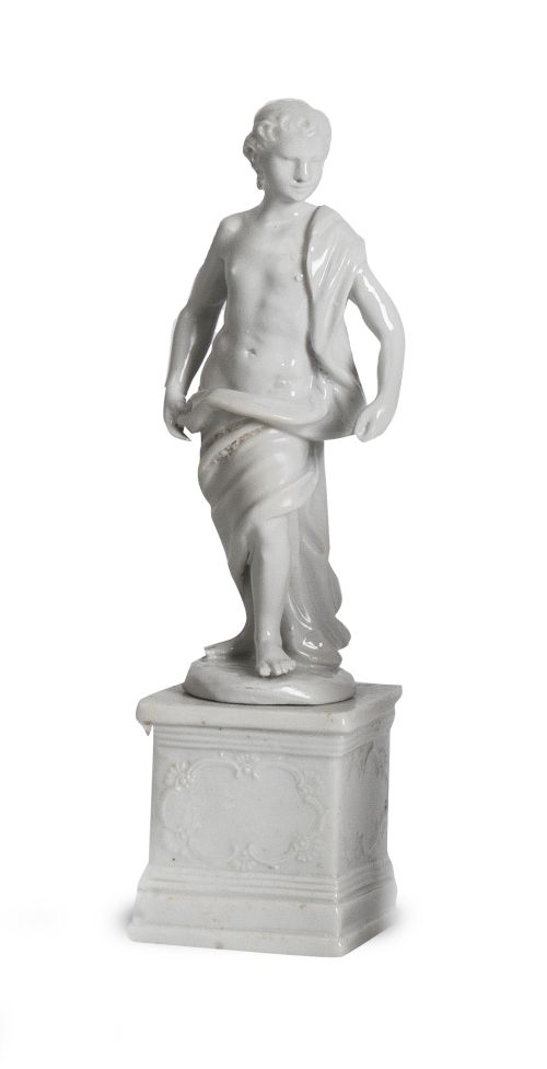 Figura masculina de porcelana blanca.Italia, finales del 