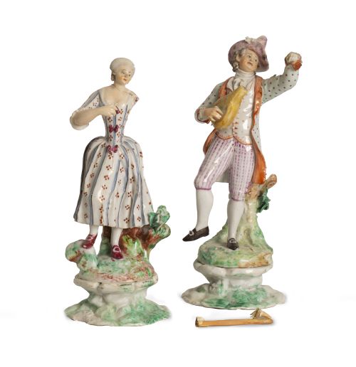 Pareja de figuras de porcelana esmaltada.S. XVIII.