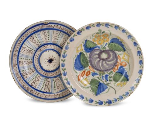 Lote de dos platos de cerámica esmaltada, uno de Onda y otr