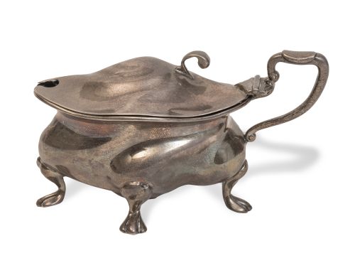 Mostacero eduardino de plata con cucharita. Con marcas.El