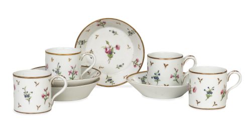 Juego de cuatro tazas Luis XVI de porcelana con flores pint