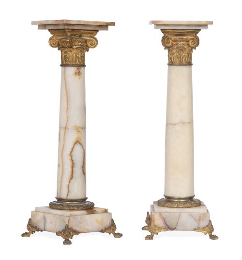 Pareja de columnas de mármol y bronce dorado con capitel de