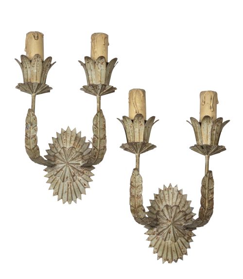 Pareja de apliques de latón pintado de dos brazos de luz.