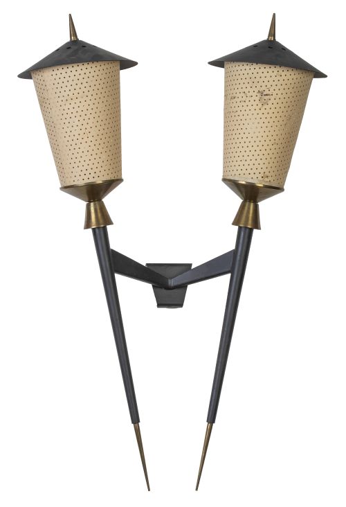 Aplique de hierro parcialmente dorado de dos luces.Siguie