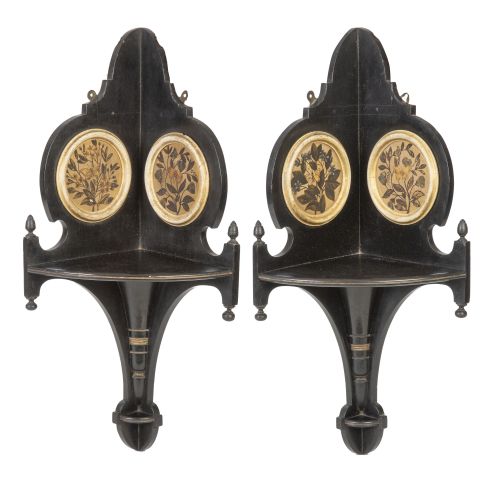 Pareja de ménsulas de esquina de madera ebonizada y dorada 