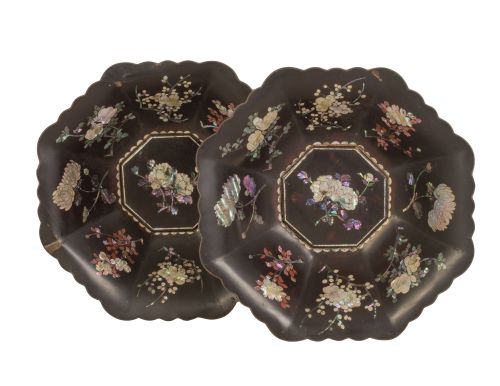 Pareja de bandejitas de metal lacadas con incrustaciones de