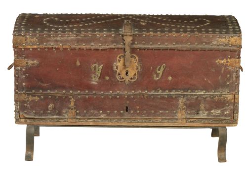 Arcón Carlos IV de piel tachonada con alma de madera y cerr