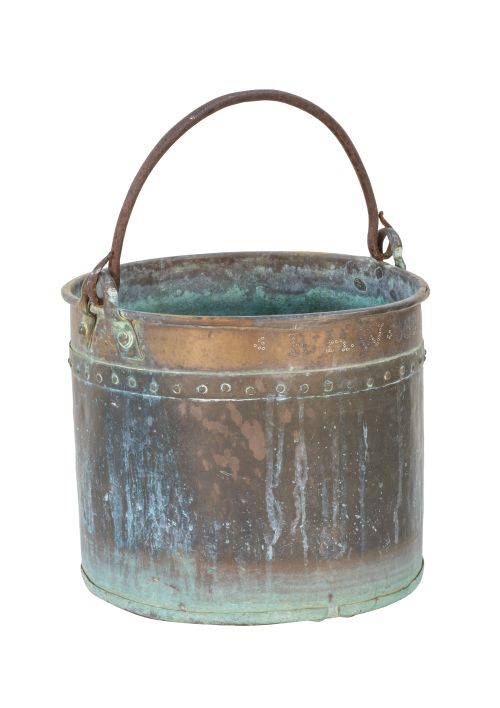 Cubo con asa de cobre con leyenda "R. HW. 1828".Fechado 1