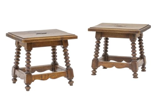 Pareja de taburetes de madera tallada, siguiendo modelos de