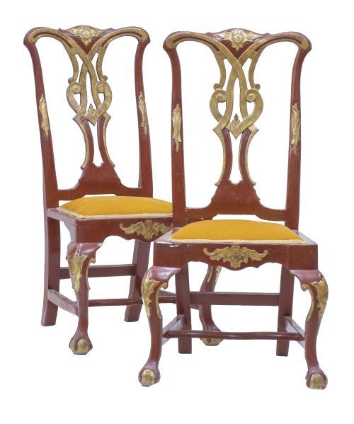 Pareja de sillas chippendale de madera lacada de rojo y dor