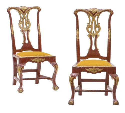 Pareja de sillas chippendale de madera lacada de rojo y dor