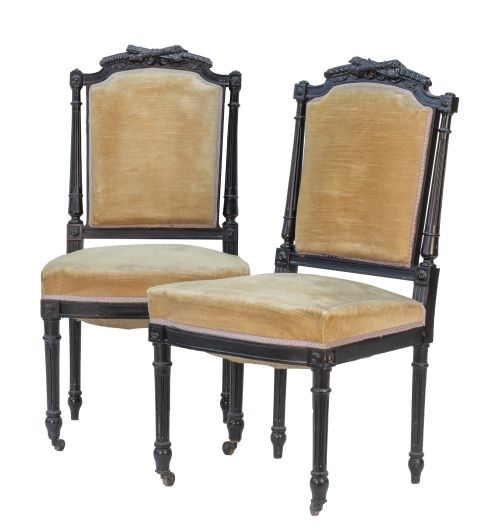 Pareja de sillas de estilo Luis XVI de madera tallada y pin