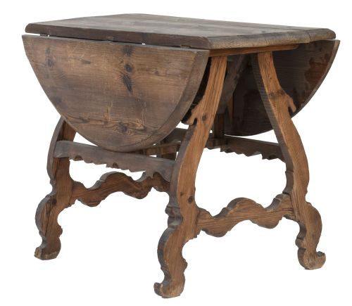 Mesa de alas de madera tallada de pino con patas de lira.