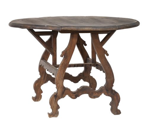 Mesa de alas de madera tallada de pino con patas de lira.