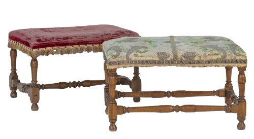 Pareja de banquetas de madera tallada, de estilo Felipe V.