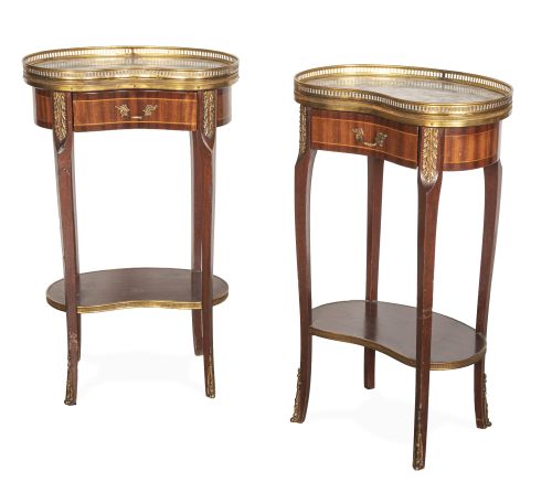 Pareja de mesitas de riñón de estilo Luis XVI de madera con