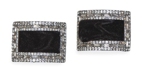 Pareja de hebillas de metal plateado y cristal de "strass".