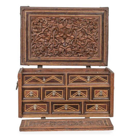 Arquilla de madera tallada, marquetería y fileteado, la cer