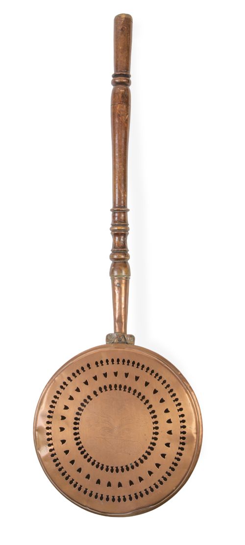 Calentador de cobre con flores grabadas y mango de madera.