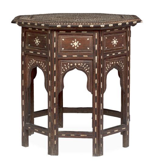 Mesa con tapa octogonal de madera con incrustaciones de hue