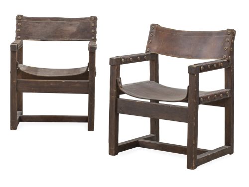 Pareja de sillas de madera y piel tachonada, tipo frailero.
