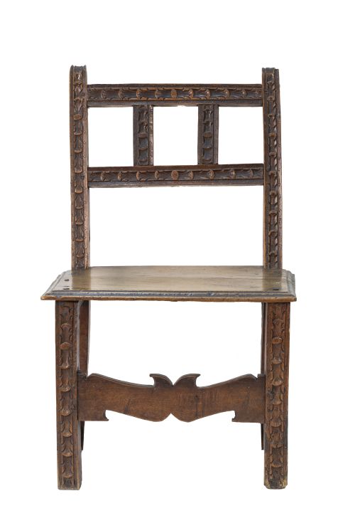 Silla de madera de nogal tallado, con hojas. España, S. X