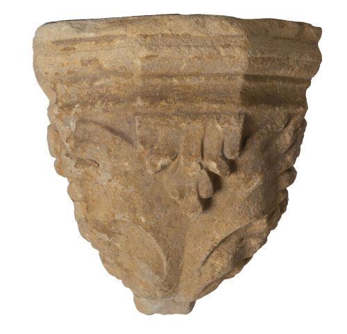 Ménsula de piedra tallada, con hojas.S. XV.