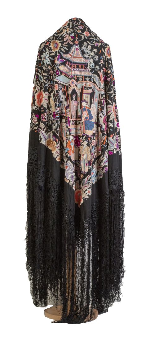 Mantón de Manila en seda negra bordada con hilos de color.