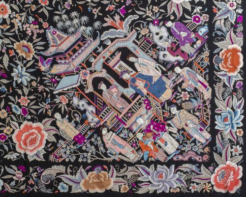 Mantón de Manila en seda negra bordada con hilos de color.