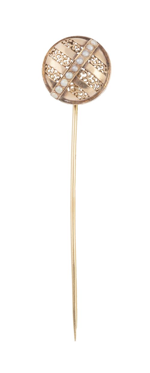 Alfiler con motivo circular calado con línea oblicua de per