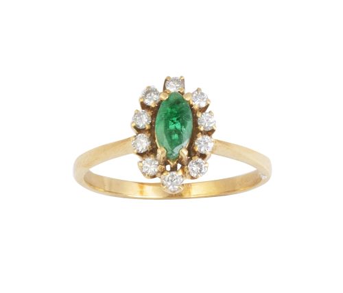 Sortija con esmeralda talla navette orlada de brillantes