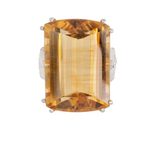 Sortija años 50 con citrino rectangular en montura de garra