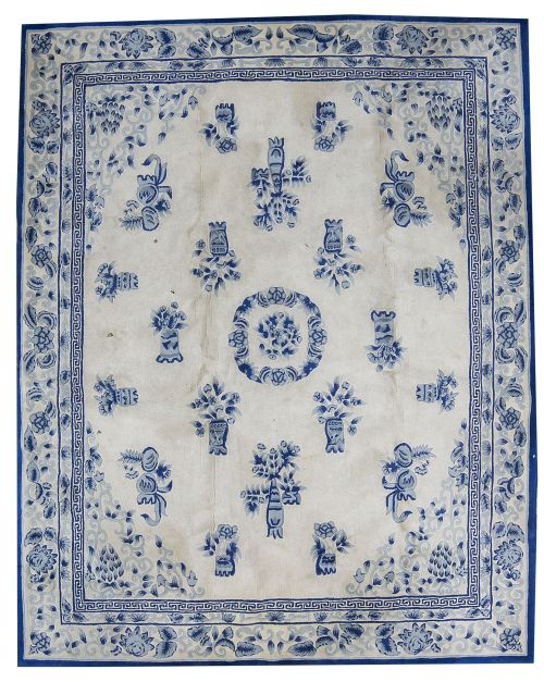 Alfombra china en lana de campo beige y decoración en azul.