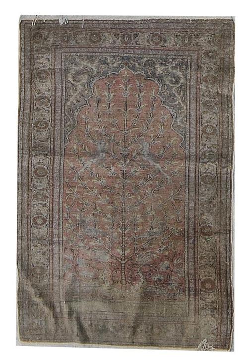 Alfombra en seda con árbol en campo rosa y animales.Persi